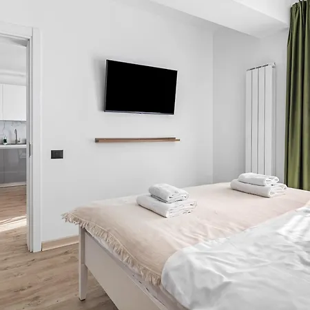 Shelly - Infinity Pool & *