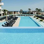 Shelly In Infinity Pool &