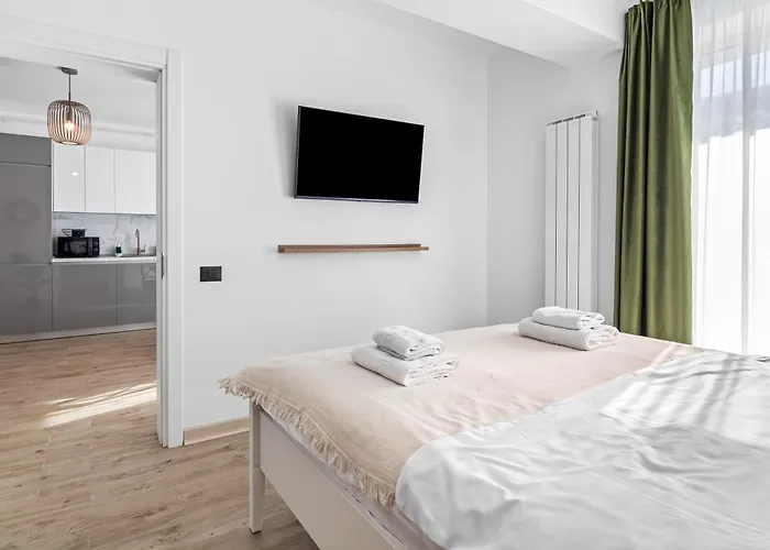 Shelly - Infinity Pool & *